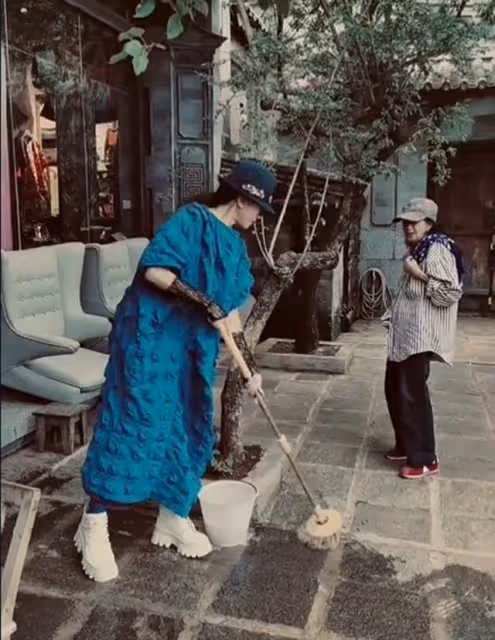 63歲楊麗萍親自燒火做家務,大雪天吃柴火雞,穿東北花襖氣質好