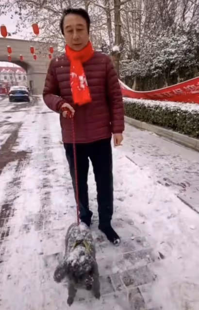 64歲馮鞏大雪天遛狗!首度回應不加盟央視春晚,將在仨地方台亮相