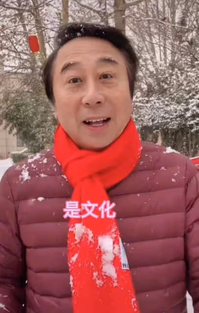 64歲馮鞏大雪天遛狗!首度回應不加盟央視春晚,將在仨地方台亮相