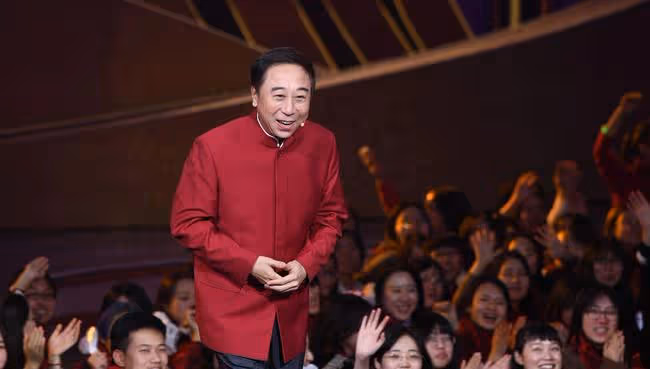 64歲馮鞏大雪天遛狗!首度回應不加盟央視春晚,將在仨地方台亮相