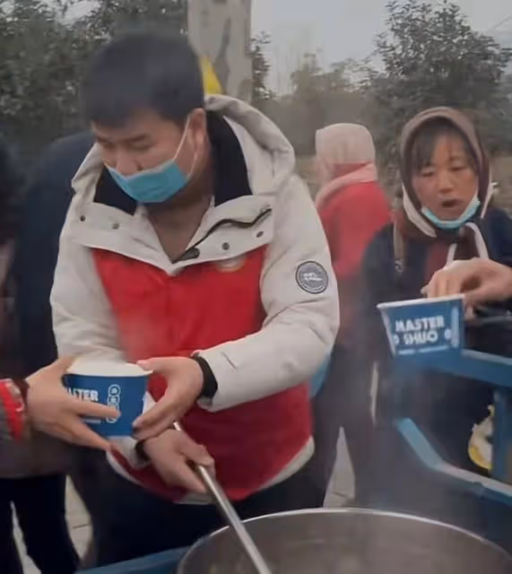 武林外傳男星河南做公益!免費給農民工發熱粥,忙前忙後樸素低調