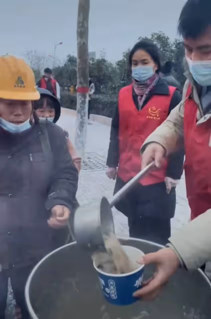 武林外傳男星河南做公益！免費給農民工發熱粥，忙前忙後樸素低調
