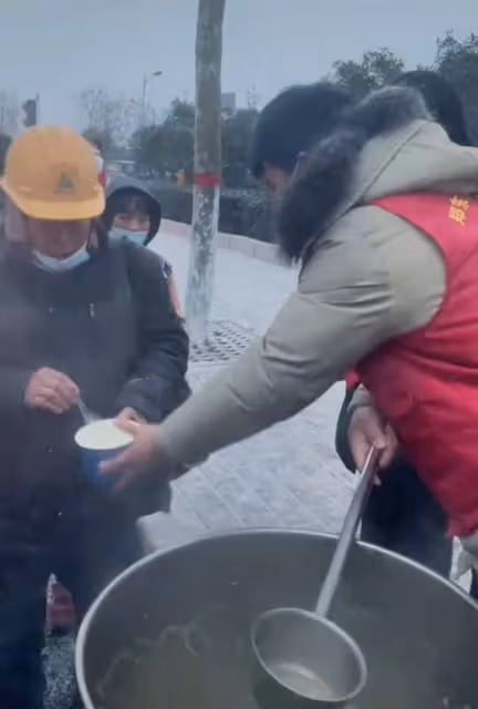 武林外傳男星河南做公益！免費給農民工發熱粥，忙前忙後樸素低調