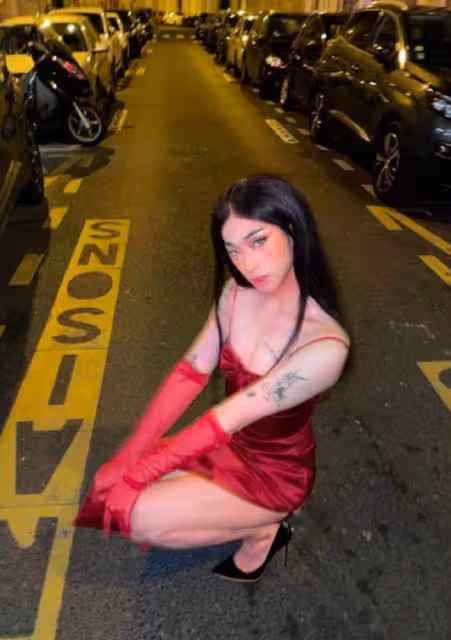 伊能靜兒子再曬女裝照,穿弔帶短裙踩恨天高,一口煙一口酒太愜意
