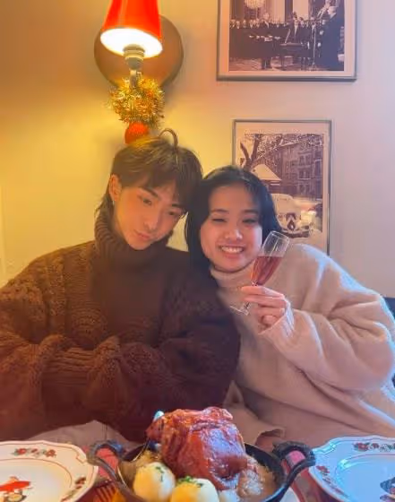 伊能靜兒子再曬女裝照,穿弔帶短裙踩恨天高,一口煙一口酒太愜意