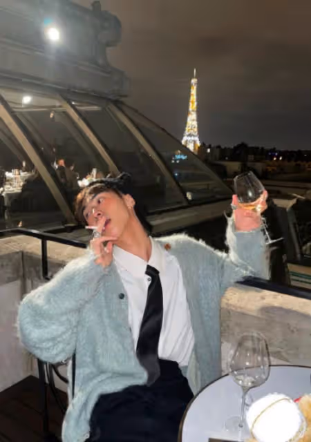 伊能靜兒子再曬女裝照,穿弔帶短裙踩恨天高,一口煙一口酒太愜意