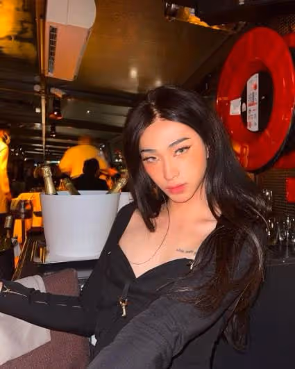 伊能靜兒子再曬女裝照,穿弔帶短裙踩恨天高,一口煙一口酒太愜意