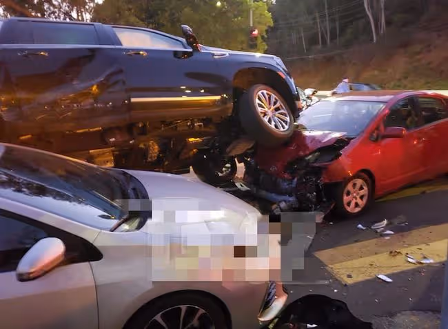 74歲施瓦辛格出嚴重車禍!四車相撞場面慘烈,致一女車主頭部受傷