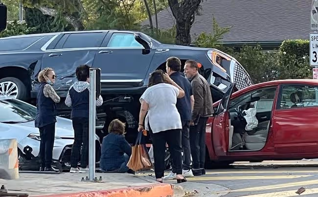 74歲施瓦辛格出嚴重車禍!四車相撞場面慘烈,致一女車主頭部受傷