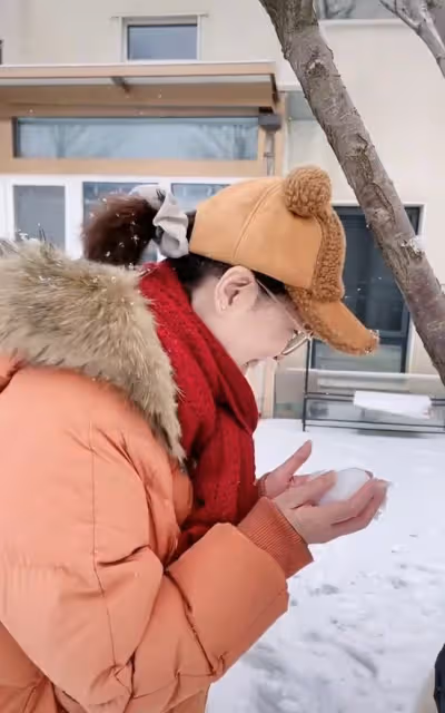 55歲周海媚興奮玩雪,皮膚白得發光似少女,獨居北京豪宅已20年