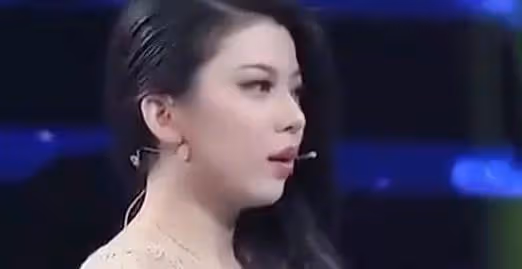 將男友出租,沒想到他沒控制住,將別的女人摟在懷裡,假戲真做了