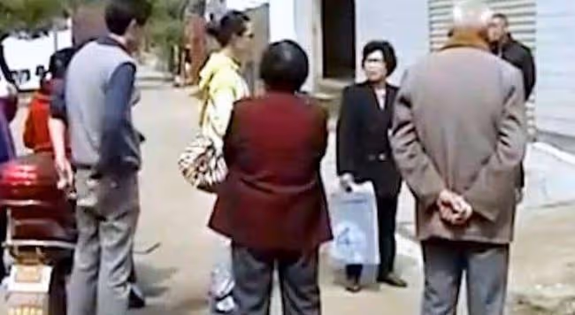 65歲大爺早年喪妻,邂逅愛情後遭女兒反對,他不惜跳樓威脅