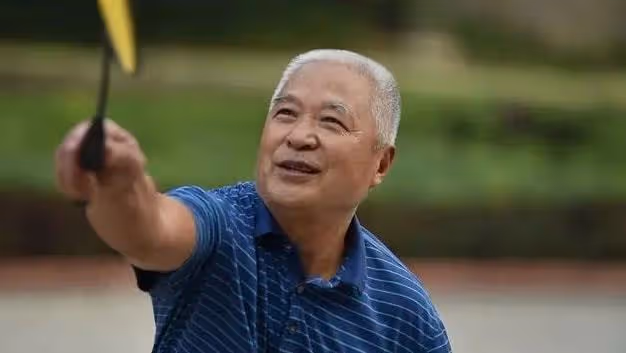 65歲大爺早年喪妻,邂逅愛情後遭女兒反對,他不惜跳樓威脅