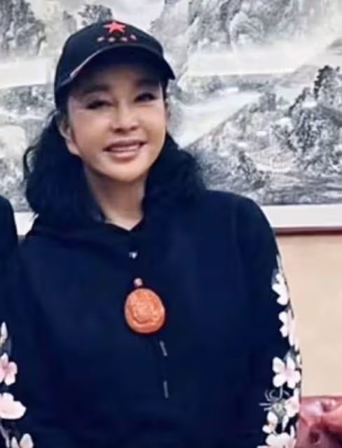 劉曉慶罕與富豪老公同框，80歲王曉玉老態龍鍾，女方站姿拘束疏遠
