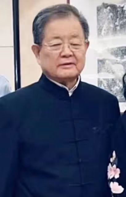 劉曉慶罕與富豪老公同框，80歲王曉玉老態龍鍾，女方站姿拘束疏遠