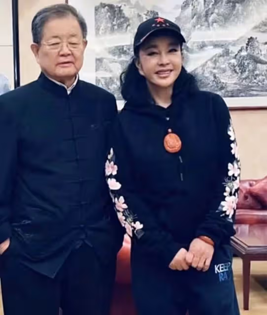 劉曉慶罕與富豪老公同框，80歲王曉玉老態龍鍾，女方站姿拘束疏遠