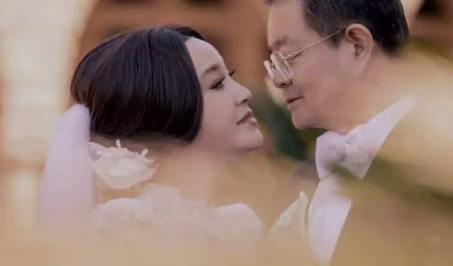 劉曉慶罕與富豪老公同框，80歲王曉玉老態龍鍾，女方站姿拘束疏遠