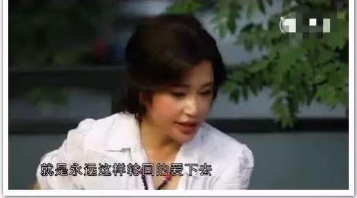 劉曉慶罕與富豪老公同框,80歲王曉玉老態龍鍾,女方站姿拘束疏遠