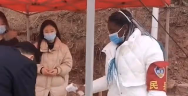 非洲女孩遠嫁河南走紅，開挖掘機太熟練，主動當防疫志願者獲好評
