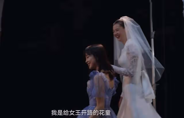 王冰冰與女排冠軍拍閨蜜照！兩人身高差近30厘米，貼身擁抱笑容甜