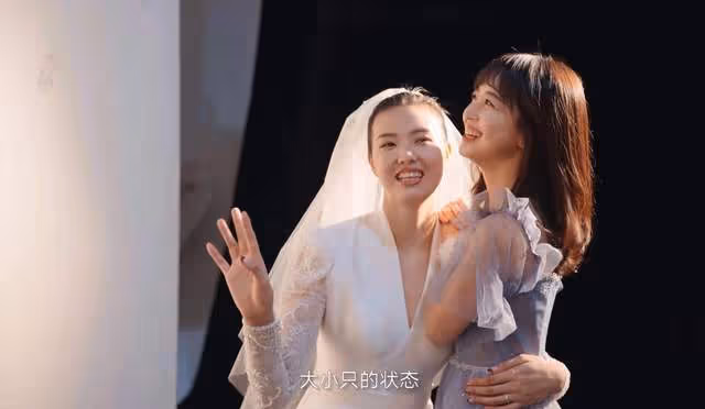 王冰冰與女排冠軍拍閨蜜照!兩人身高差近30厘米,貼身擁抱笑容甜