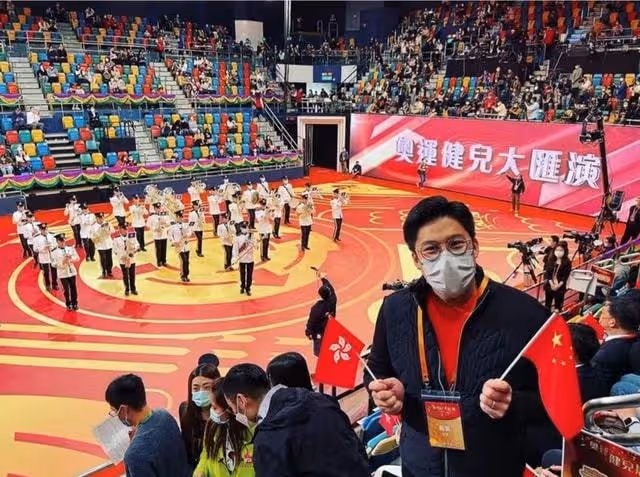 霍啟剛郭晶晶坐2元電車上班!穿正裝好般配,不受70億爭產案影響