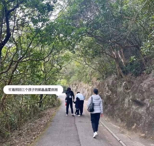 霍啟剛郭晶晶坐2元電車上班!穿正裝好般配,不受70億爭產案影響