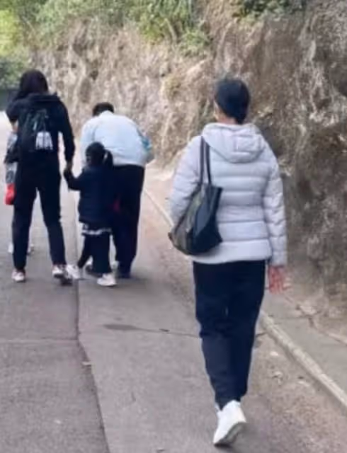 霍啟剛郭晶晶坐2元電車上班!穿正裝好般配,不受70億爭產案影響