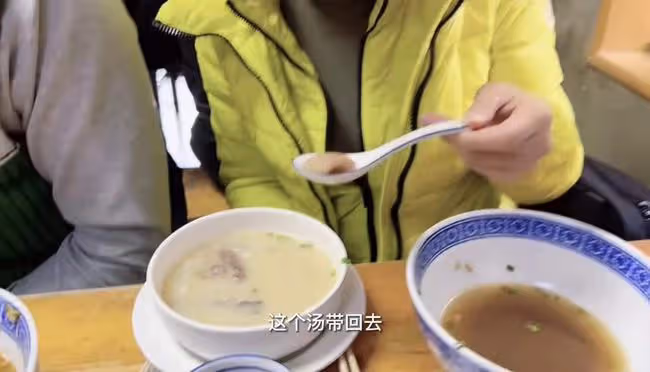 台星劉畊宏定居上海吃蒼蠅小館!菜品僅幾元錢,孩子學費卻近50萬