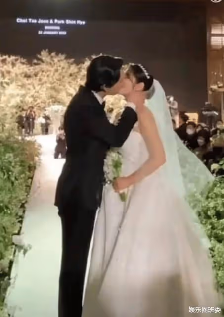 朴信惠首度公開孕肚照!肚大如鑼狀態佳,婚禮結束安心待產