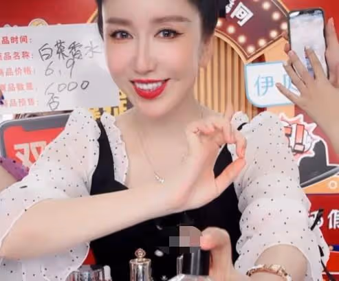 婁藝瀟把自己作死了，直播帶貨大變臉，馬臉嘟嘟唇超級違和！