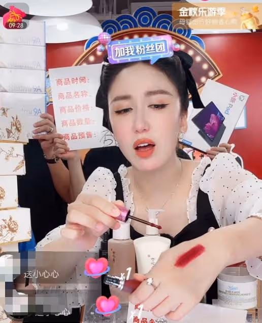 婁藝瀟把自己作死了，直播帶貨大變臉，馬臉嘟嘟唇超級違和！