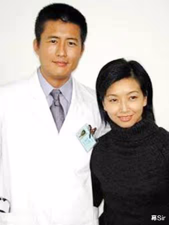 靳東:靠「兩個母親」上位,戀上大9歲江珊,最終卻娶了二婚李佳