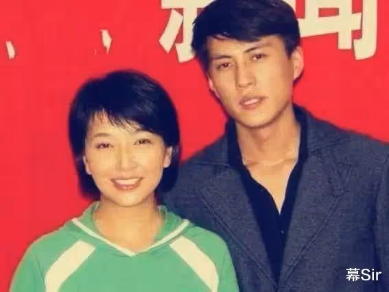 靳東:靠「兩個母親」上位,戀上大9歲江珊,最終卻娶了二婚李佳
