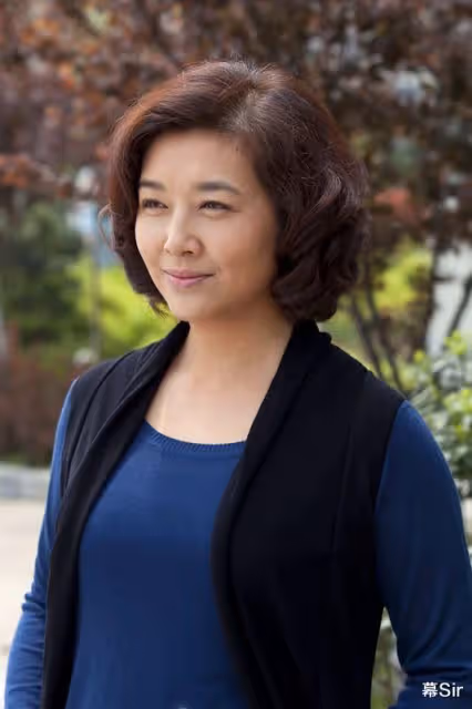 靳東:靠「兩個母親」上位,戀上大9歲江珊,最終卻娶了二婚李佳