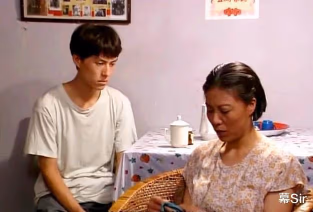 靳東:靠「兩個母親」上位,戀上大9歲江珊,最終卻娶了二婚李佳