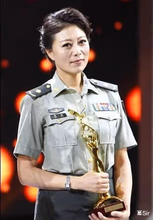 靳東:靠「兩個母親」上位,戀上大9歲江珊,最終卻娶了二婚李佳