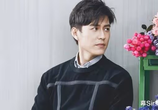 靳東:靠「兩個母親」上位,戀上大9歲江珊,最終卻娶了二婚李佳