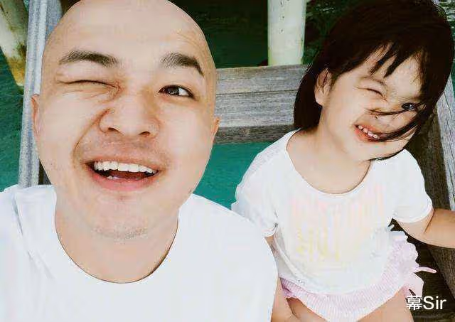 靳東:靠「兩個母親」上位,戀上大9歲江珊,最終卻娶了二婚李佳