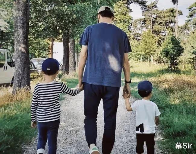 靳東:靠「兩個母親」上位,戀上大9歲江珊,最終卻娶了二婚李佳