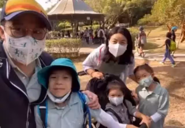 郭晶晶霍啟剛爬山,夫妻倆帶仨娃顯忙亂,主動與路人招手超親和
