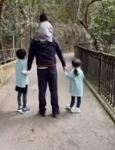 郭晶晶霍啟剛爬山,夫妻倆帶仨娃顯忙亂,主動與路人招手超親和