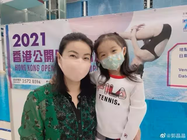 郭晶晶霍啟剛爬山,夫妻倆帶仨娃顯忙亂,主動與路人招手超親和