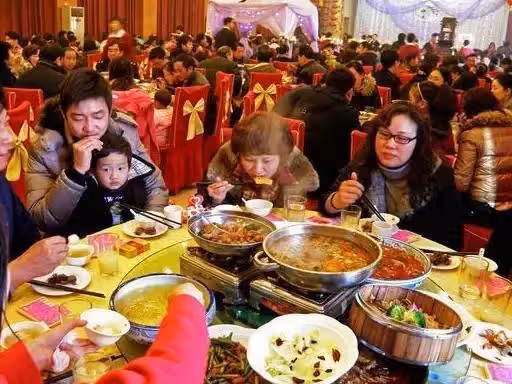 婚宴上,公婆安排有錢親戚坐主位,女方父母坐在接菜口 新娘當場退婚