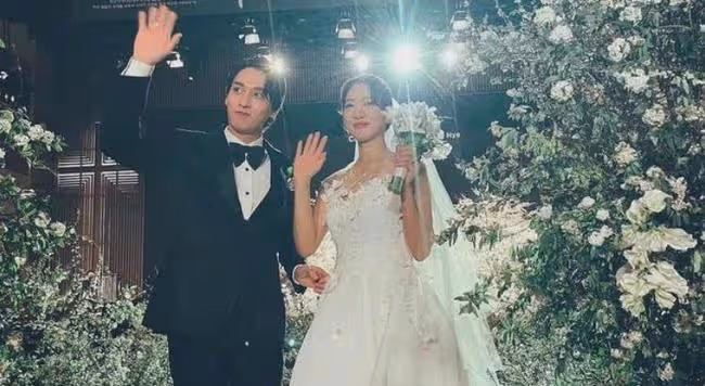 韓國女星虎年攜孕肚出嫁,現場浪漫不真實,兩人從校友發展為戀人