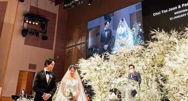 韓國女星虎年攜孕肚出嫁,現場浪漫不真實,兩人從校友發展為戀人