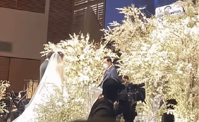 朴信惠公開婚紗照,與崔泰俊相愛五年,倆人甜蜜微笑很幸福