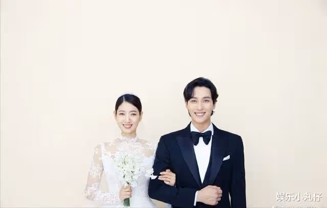 朴信惠婚禮現場曝光!好友李洪基獻唱祝歌,網友:爺青回