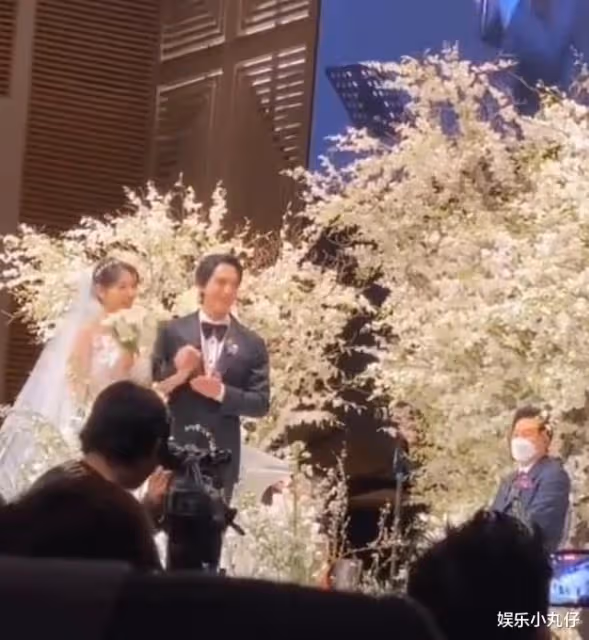 朴信惠婚禮現場曝光!好友李洪基獻唱祝歌,網友:爺青回