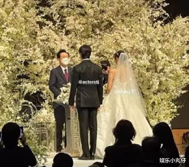 朴信惠婚禮現場曝光!好友李洪基獻唱祝歌,網友:爺青回